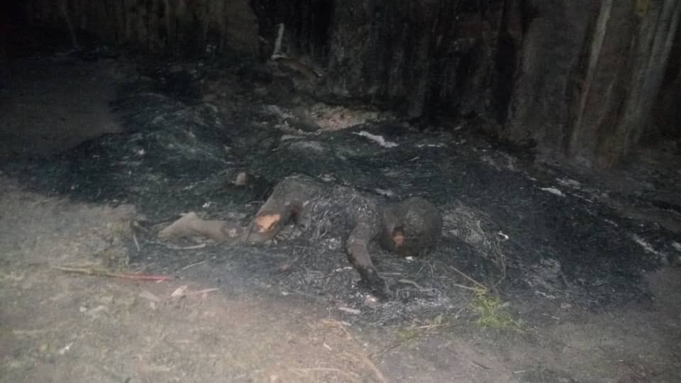 kigogo2014's tweet photo. Warning: disturbing images

@OUtalii @TFSAgency Tukio hilo limetokea jana mchana katika Kijiji cha Kombe - Songambelela, Kata ya Usinge Wilaya ya Kaliua ya  kuchoma Moto nyumba na vyakula kama mahindi na mpunga. Kibaya zaidi mtoto ndogo alikuwa amelala ndani aliungua hadi https://t.co/MwgEE20Wcc