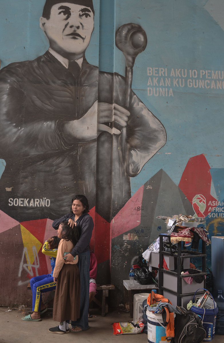 Di umur 40 pencapaian Teh Lia adalah kegusur.