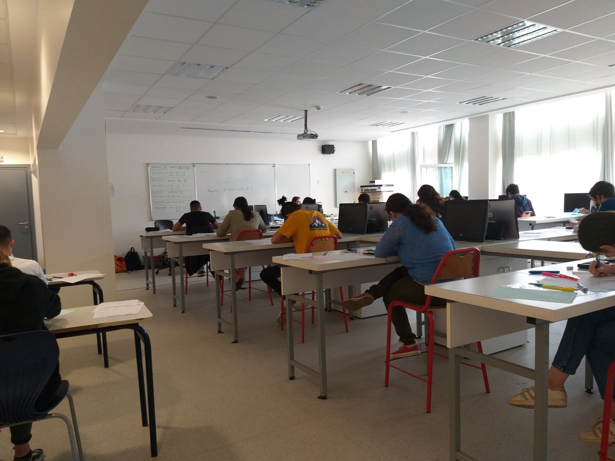 Lycee_Descartes's tweet photo. [👉#DescartesEnDirect] Suite des épreuves du #Bac2021 pour nos élèves avec ce vendredi l'épreuve principale pour la filière " métiers du commerce et de la vente ". Mention particulière pour Paul et félicitations pour son parcours. @aefeinfo Tous nos vœux de réussite à tous ! https://t.co/P1X5TPdCQJ