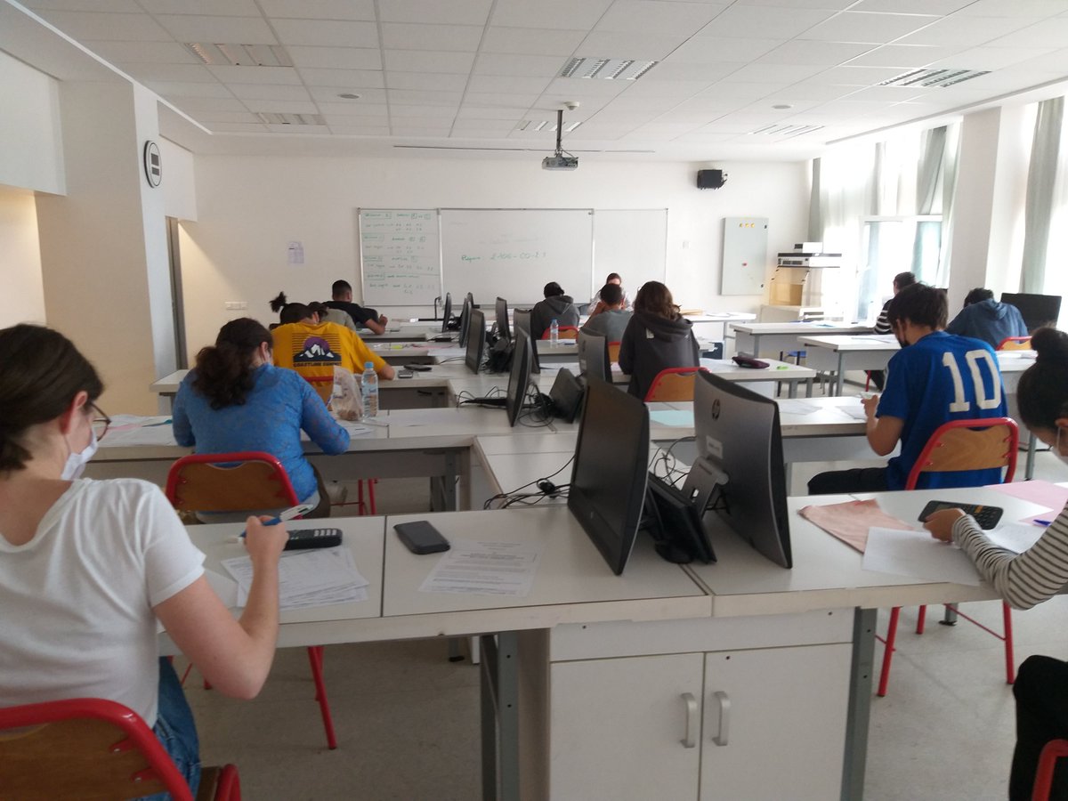 Lycee_Descartes's tweet photo. [👉#DescartesEnDirect] Suite des épreuves du #Bac2021 pour nos élèves avec ce vendredi l'épreuve principale pour la filière " métiers du commerce et de la vente ". Mention particulière pour Paul et félicitations pour son parcours. @aefeinfo Tous nos vœux de réussite à tous ! https://t.co/P1X5TPdCQJ