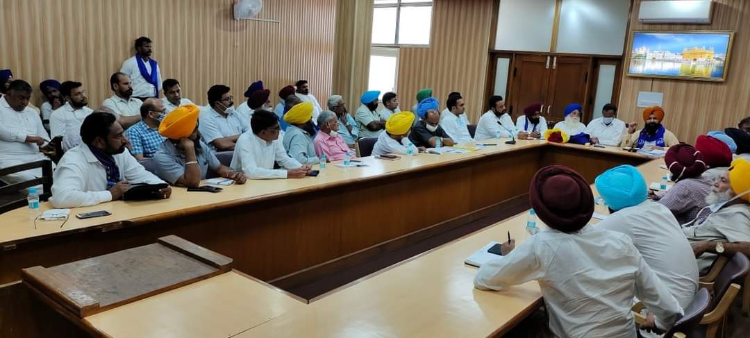 Punjab_Bsp's tweet photo. ਬਸਪਾ ਪੰਜਾਬ ਪ੍ਰਧਾਨ ਸ ਜਸਵੀਰ ਸਿੰਘ ਗੜ੍ਹੀ ਨੇ ਕਾਂਗਰਸ ਭਾਜਪਾ ਦੇ ਦੁਸ਼ਟਪ੍ਰਚਾਰ ਦਾ ਉੱਤਰ ਵਿਸਥਾਰਿਤ ਰੂਪ ਵਿੱਚ ਅੰਕੜਆ ਸਮੇਤ ਕੋਰ ਕਮੇਟੀ ਵਿੱਚ ਰੱਖਿਆ ਤੇ ਵਰਕਰਾਂ ਤੱਕ ਸਹੀ ਜਾਣਕਾਰੀ ਪਹੁੰਚਾਉਣ ਦਾ ਕੰਮ ਲੀਡਰਸ਼ਿਪ ਨੂੰ ਦਿੱਤਾ। ਸ ਗੜ੍ਹੀ ਨੇ ਰਵਨੀਤ ਬਿੱਟੂ ਦੇ ਬਿਆਨ ਨੂੰ ਕਾਂਗਰਸ ਪਾਰਟੀ ਦਾ ਅਧਿਕਾਰਿਤ  ਬਿਆਨ ਦਸਦਿਆਂ ਕਿਹਾ1/2
#Bsp_Punjab https://t.co/uBAX5xxcJp