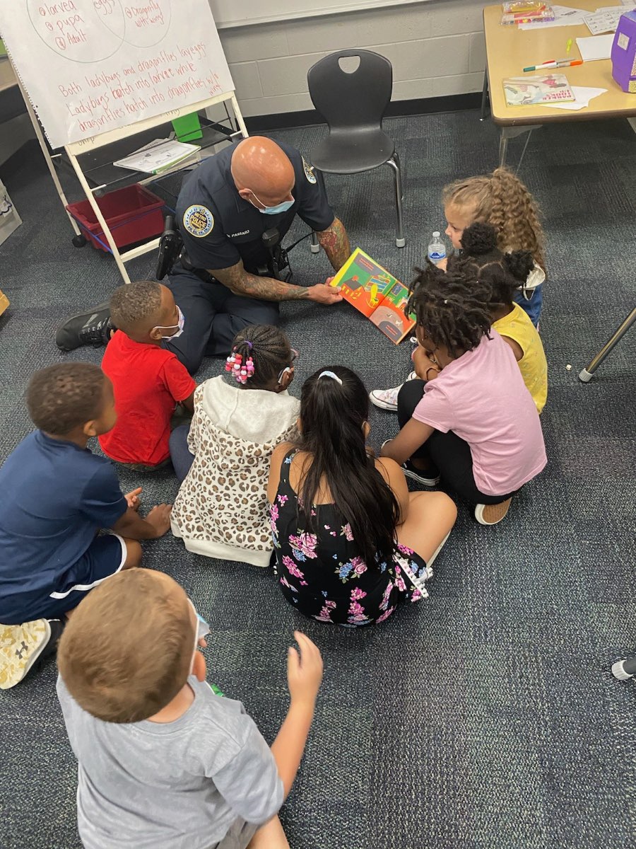 drjoimitchell's tweet photo. The Nashville Police Department came to our school @AmquiES for a visit. They took time out of their busy day to read to our students. The students loved this reading experience. https://t.co/mUWsCAk9qO