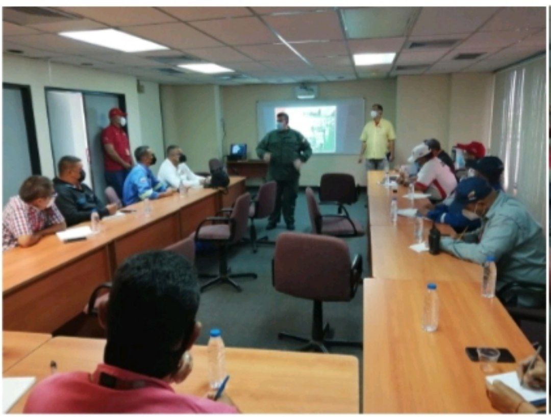 ManuelGBernalM's tweet photo. 📍El GD. José Méndez Graterol, Coordinador de los CPTT y Cuerpos Combatientes de la @Milicia_B1, realizó reunión de trabajo con los CPTT de PEQUIVEN para programar inscripción al Componente Especial y Cursos MTRR a fin de cumplir la orden emanada de nuestro CJ @NicolasMaduro. https://t.co/p13bOEvwUE