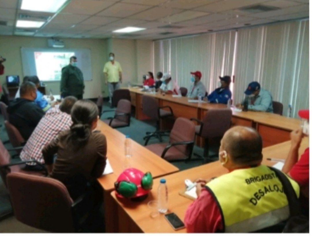 ManuelGBernalM's tweet photo. 📍El GD. José Méndez Graterol, Coordinador de los CPTT y Cuerpos Combatientes de la @Milicia_B1, realizó reunión de trabajo con los CPTT de PEQUIVEN para programar inscripción al Componente Especial y Cursos MTRR a fin de cumplir la orden emanada de nuestro CJ @NicolasMaduro. https://t.co/p13bOEvwUE
