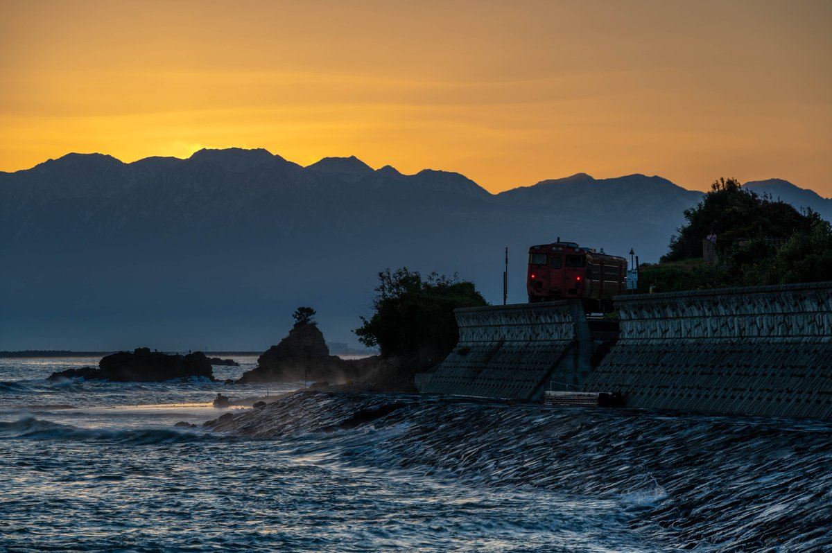 QlipJapan's tweet photo. #AmaharashiCoast in #Toyama
A spectacular spot where you can see 3,000m high Mt. over Toyama Bay.
Do you know that this is the only place in the world where you can see 3,000m peaks over the sea?
The best season is from Feb. to Apr.
https://t.co/fqPWoJbfmW
#trip #travel #japan https://t.co/MxdxCaKzqT