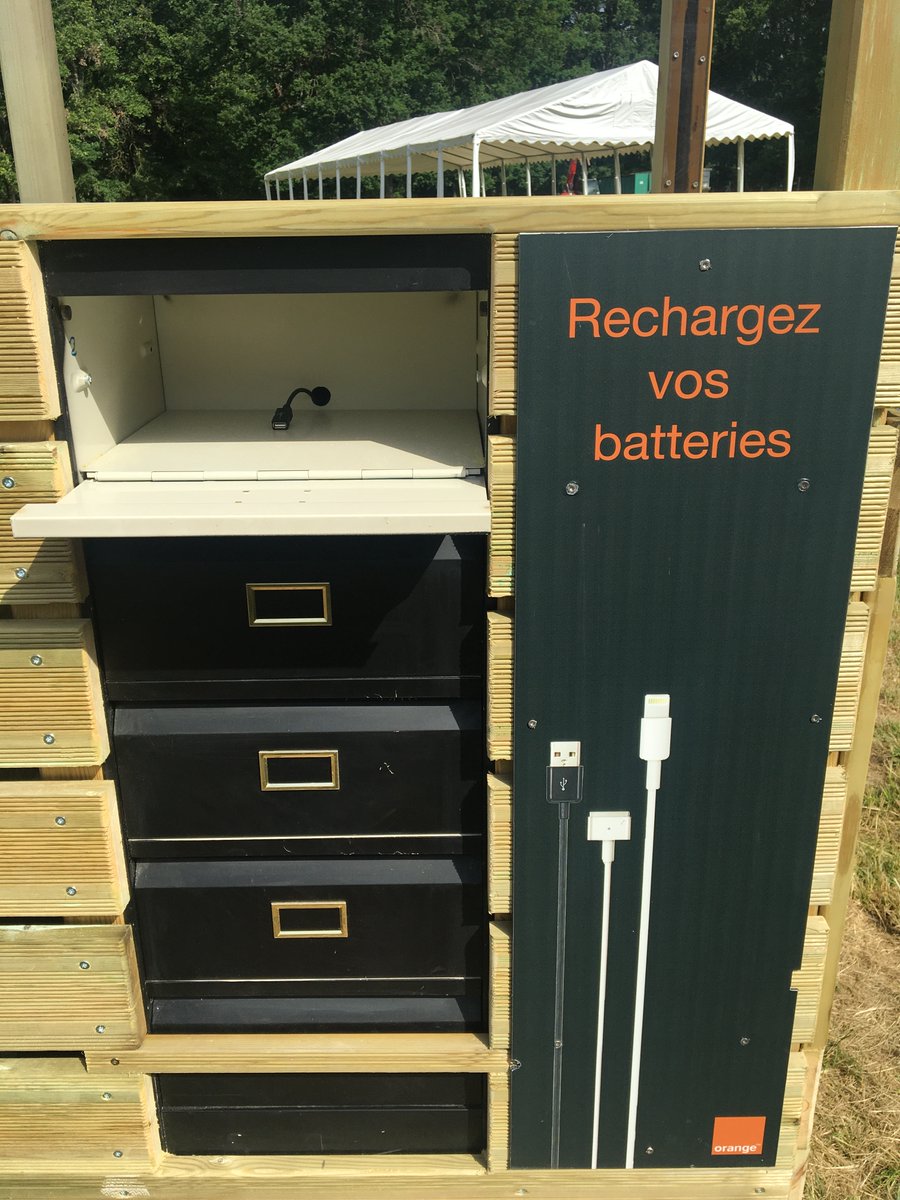 Nicolas_Wolff's tweet photo. @Orange accompagne le #MBeach du @SlowTourismeLab @AubeDepartement
  
Vous ne serez plus à court de batterie pour utiliser la #4GOrange grâce à nos bornes de rechargement:
🌞avec panneaux #photovoltaïques 
♻️issues du #recyclage de notre matériel 
👏#UI10

#Tech4Good #Tourisme https://t.co/sEK92shOBW