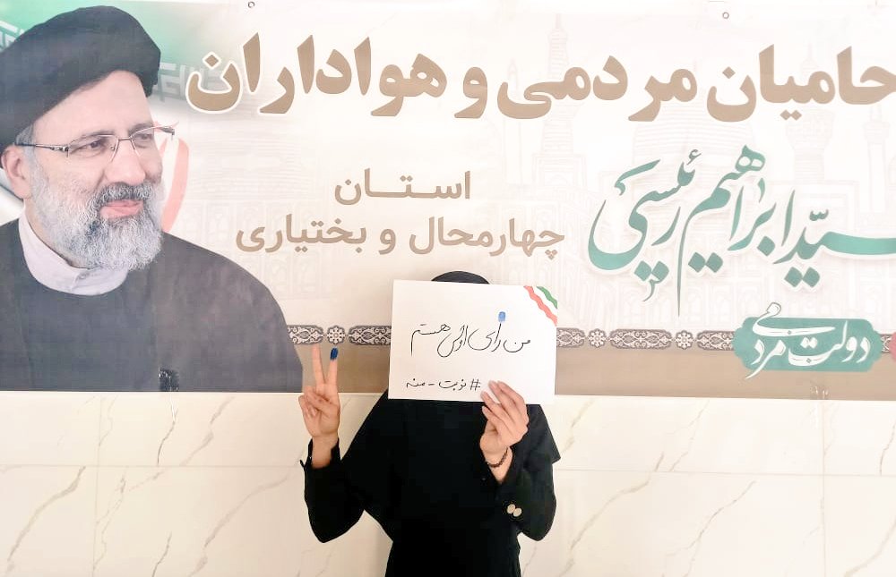 gizBaBa4145's tweet photo. یک زمانی جوانان ۱۸ ساله در جبهه نبرد با سلاح سرد جنگیدند و امروز وسیله جنگی ما در برابر دشمن انگشت سبابه مان است ✌
#دیار_من 
#مردم_میدان https://t.co/G2WX5KZ4xb