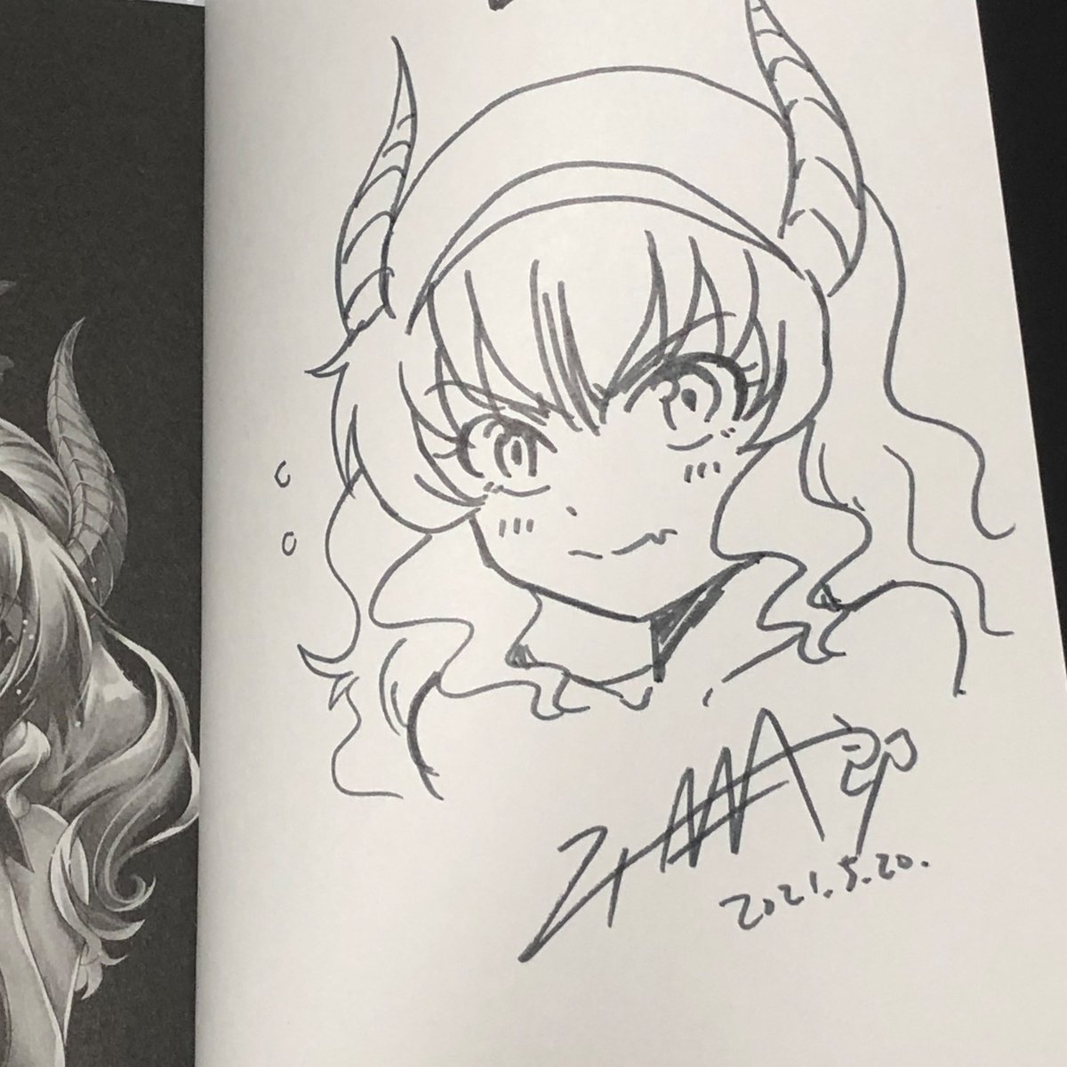 三洋堂の抽選販売で当たった魔王の娘すごくチョロいのサイン本届いてた!
イラスト、ヘル様だけかと思ったら2巻もサイン本でエレクトラさんのイラストが!!
#まおチョロ
#魔王の娘すごくチョロい 