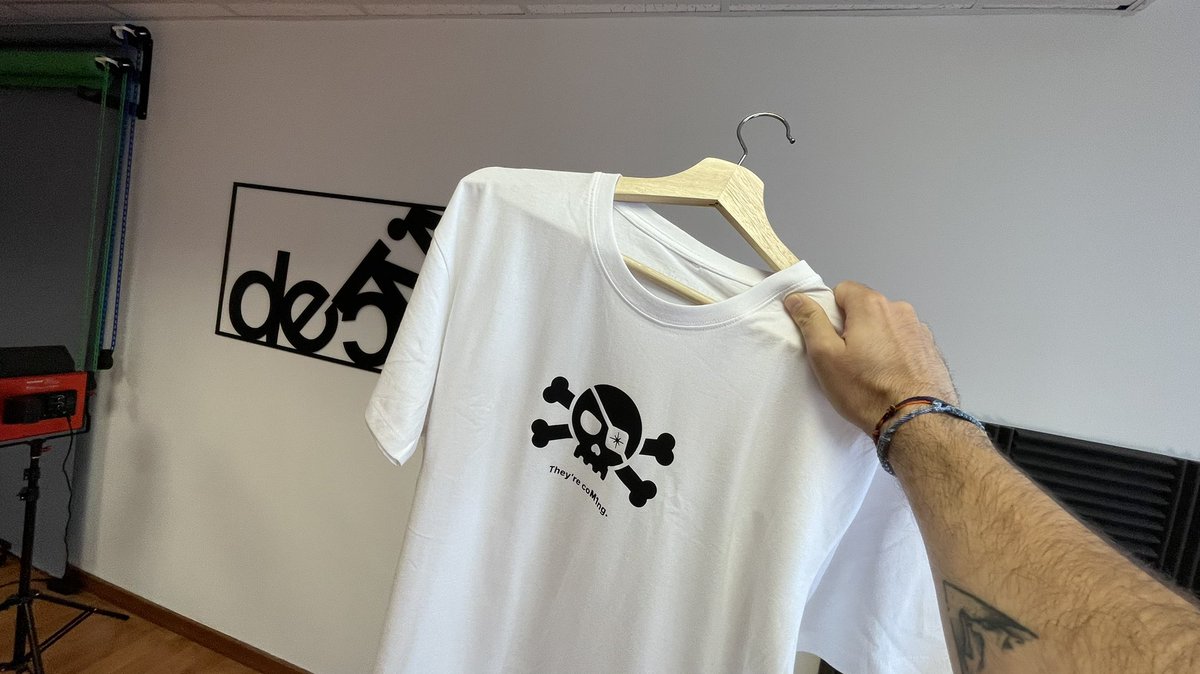 ATENCIÓN (No sé por qué lo decimos si ya estáis siempre atentos…) Sorteamos 10 camisetas gentileza de <a href="/macnificos/">macnificos.com</a> ¡RT a este tweet para ganarla! (Pero RT FUERTE EH?!)