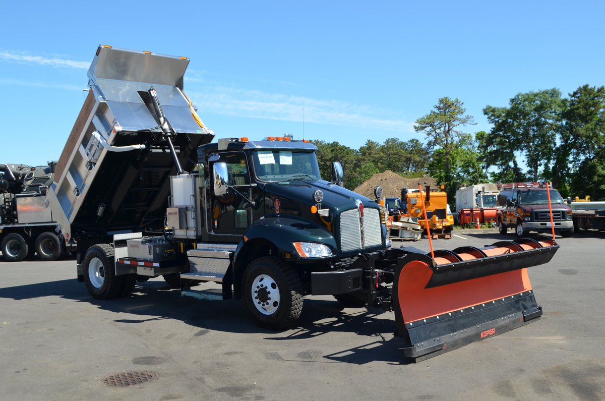 Trius_inc's tweet photo. New for the Town of North Hempstead! 

Kenworth chassis with Wausau hitch/plow &amp; Airflo Flo N Dump body! https://t.co/XcdzfZ0wqu