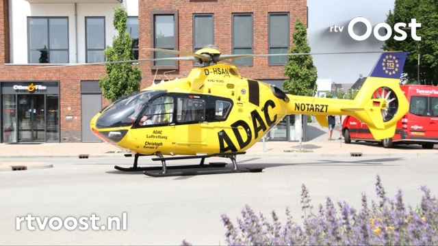 Man onwel geworden in Rijssen en door traumahelikopter naar ziekenhuis gevlogen. #rtvoost.