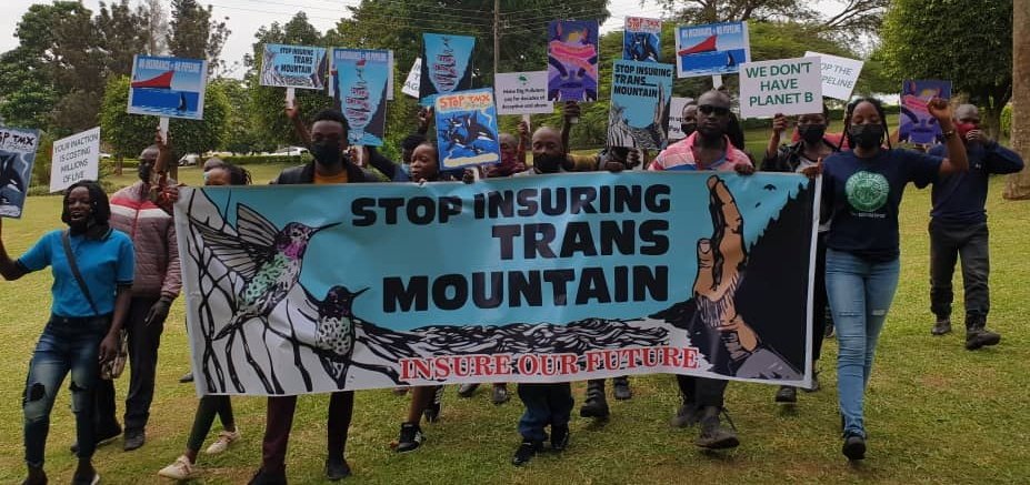 Fridays4FutureU's tweet photo. Today we joined the rest of the world to protest against the Trans Mountain pipeline. It's is a global climate catastrophe that violates Indigenous rights, and harms the entire coastline. Projects like this have left the global South suffering the most. #StopTMX #InsureOurFuture https://t.co/tMHx7VzmHI