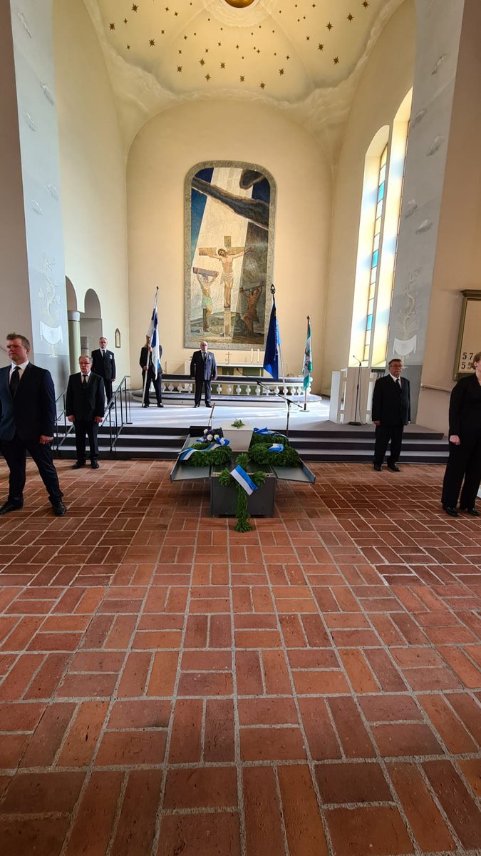 KainuunPR's tweet photo. Jälleen on yksi palannut kotiin. Sankarivainaja jääkäri Juho Henrik Huttunen lähti jatkosotaan lähes päivälleen 80 vuotta sitten, kaatui Tali-Ihantalassa 28.6.1944 ja tänään hänet siunattiin Kiuruvedellä juhlallisin menoin. 

#maavoimat #kaipr #psaltsto #himmetämuistoeisaa https://t.co/hYyCQDqaKi