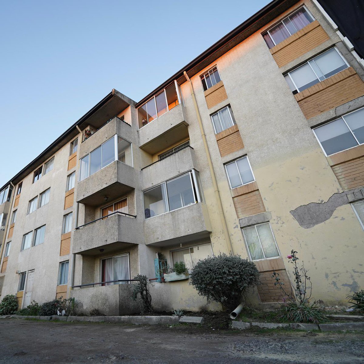 DPRNuble's tweet photo. 🏘️ ¡Continuamos avanzando en materias de vivienda! Hoy el intendente @CJardua visitó las obras del condominio Mirador del Parque, las cuales comenzaron en mayo de este año y contemplan la reparación y mejoramiento de 116 departamentos 👏👏 https://t.co/b490v0Go35