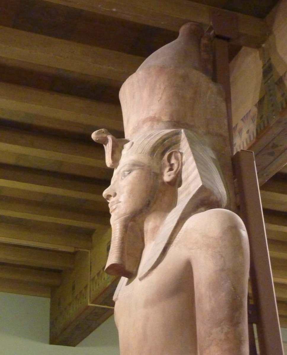 Assiko22's tweet photo. La statue colossale de Toutânkhamon est l’un des vestiges du temple funéraire de ce dernier qui a aujourd'hui presque entièrement disparu. Il se situait à Médinet Habou, non loin de Thèbes (Louxor) en Égypte. 
La statue est aujourd’hui au Musée de l'Institut oriental de Chicago. https://t.co/C6o147E0bA