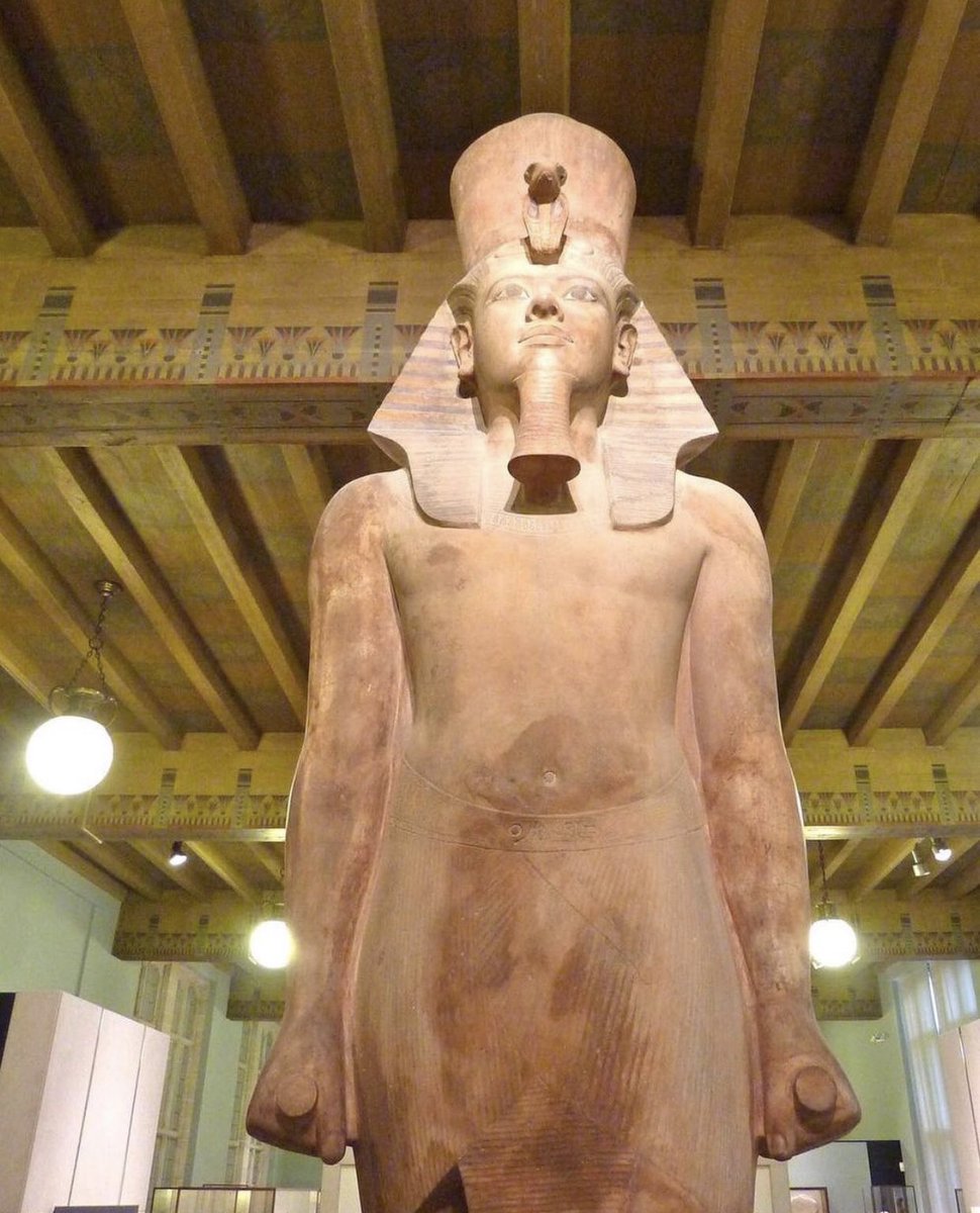 Assiko22's tweet photo. La statue colossale de Toutânkhamon est l’un des vestiges du temple funéraire de ce dernier qui a aujourd'hui presque entièrement disparu. Il se situait à Médinet Habou, non loin de Thèbes (Louxor) en Égypte. 
La statue est aujourd’hui au Musée de l'Institut oriental de Chicago. https://t.co/C6o147E0bA