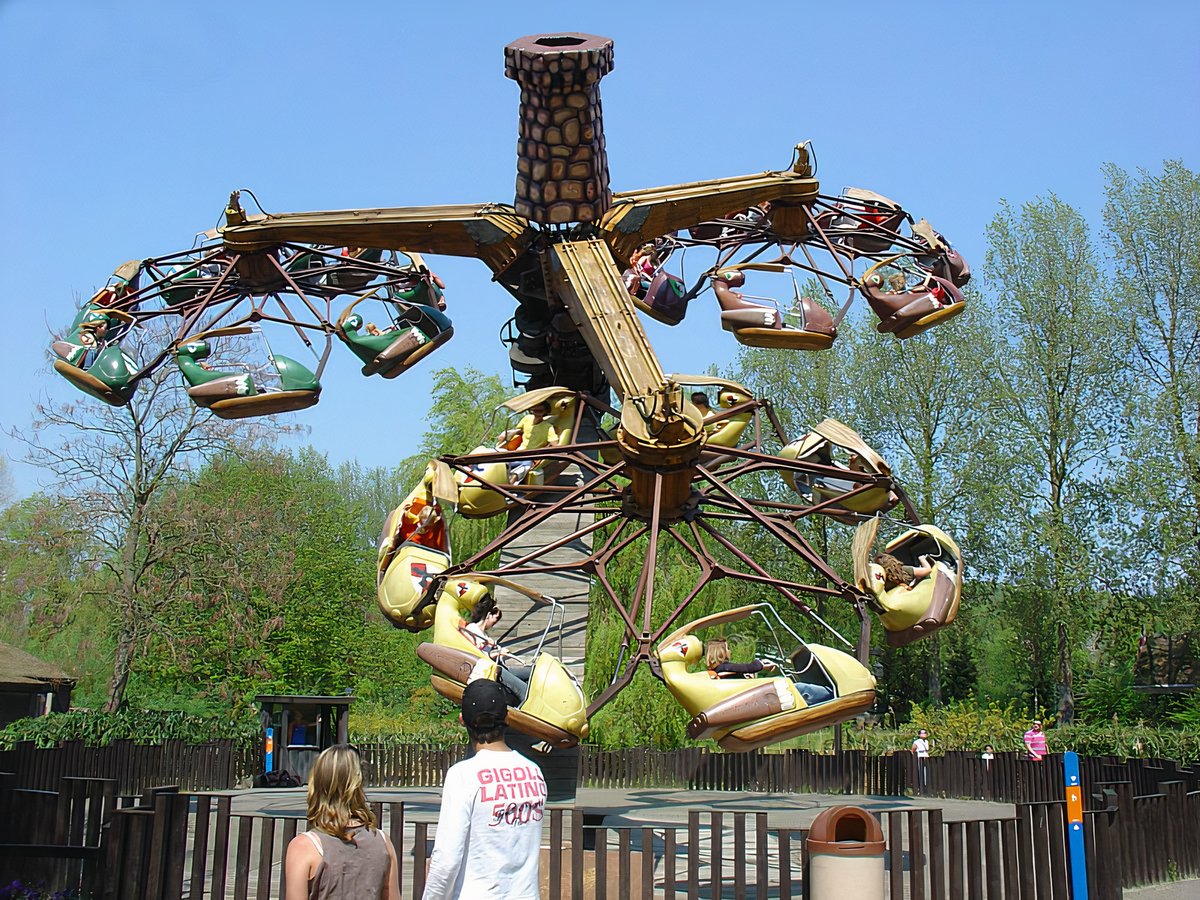 RidesAmusement's tweet photo. Amusement rides for the whole family! 👨‍👩‍👧‍👦

Break Dance no 4 by Huss
Rollerball by SBF
Tri Star by Huss

More details: https://t.co/KqAnQP7DWr https://t.co/J24NLasht8