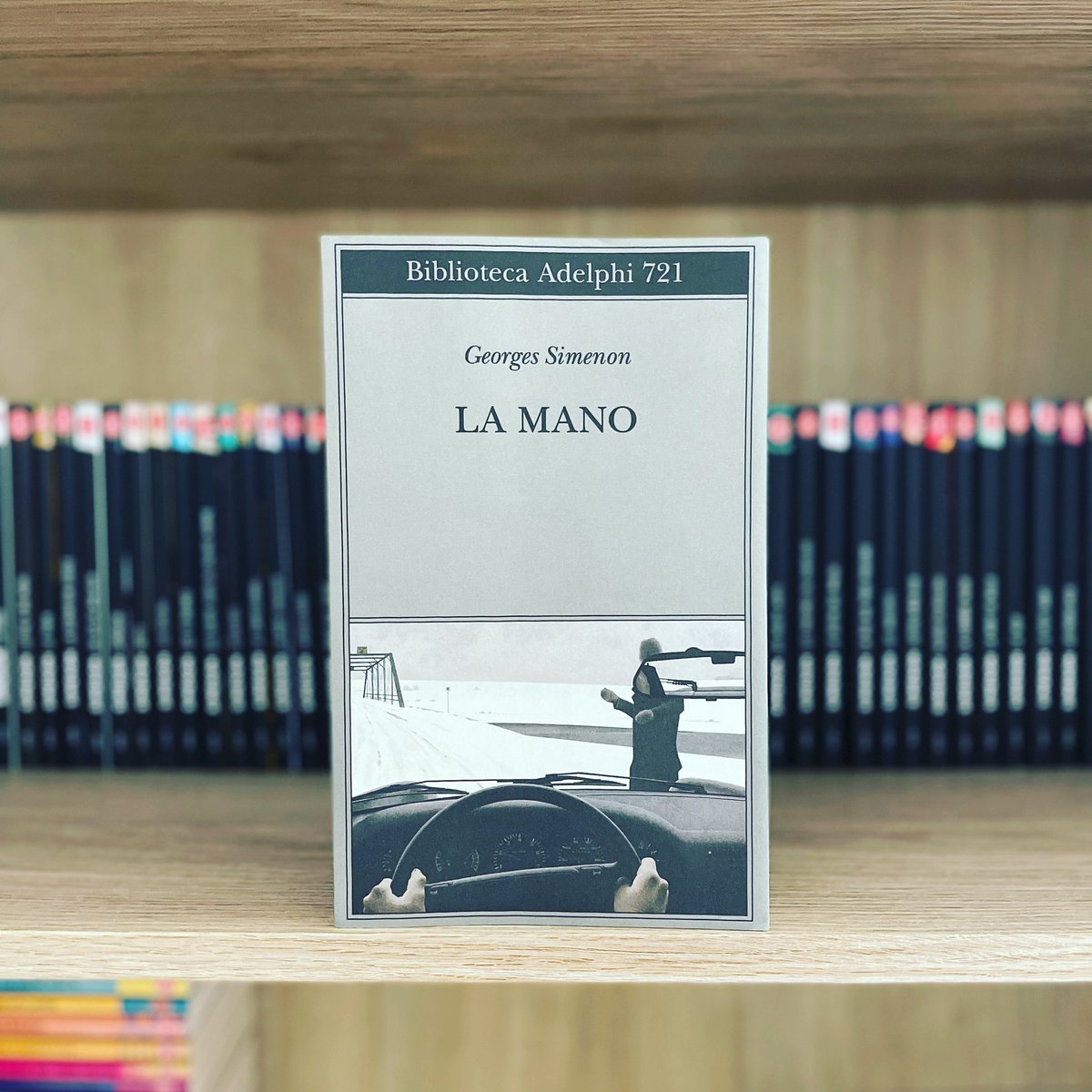 Georges Simenon, La Mano : 🇮🇹 nuova edizione italiana ! <a href="/adelphiedizioni/">Adelphi Edizioni</a> / adelphi.it/libro/97888459…