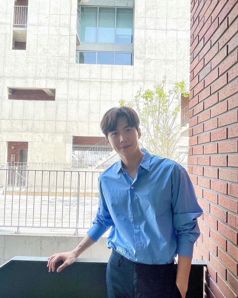 seonhuniverse's tweet photo. [KIMSDATAGRAM] #PreferredPicture 

The kind of blockbuster picture of actor Seonho that will hit our summer 🍕 📷 🍕 
-
#KimSeonHo #Kimsda #ShirtSeonho #👏🏻 #ItsOnePicture #But #HaveMany #Healing #Points #Everyone #ReallyReallyReally #UveWorkedHard #LetsAll #HaveAFunFriday https://t.co/Kvy373HPnk