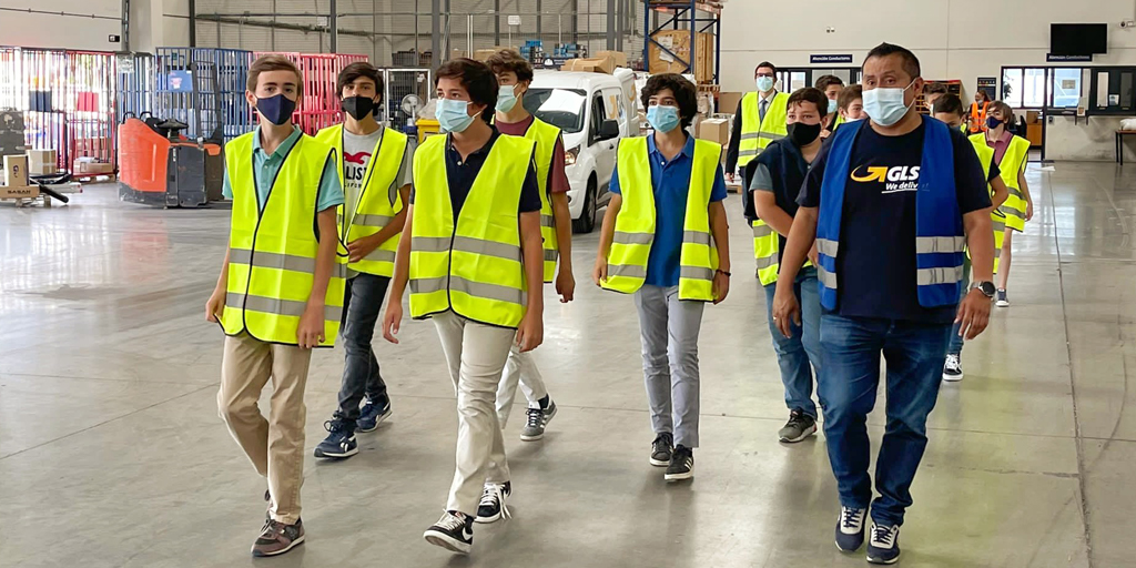 GLS_Spain's tweet photo. El Colegio de Fomento Aldovea de #Madrid visitó nuestras Instalaciones de San Fernando en una jornada muy especial del #QualityProgram 😍
Conocieron el día a día de una empresa de transporte 📦 y el compromiso con la sociedad 💙 y el medio ambiente ♻️
#GLSresponsibility https://t.co/iuiMkj9axE