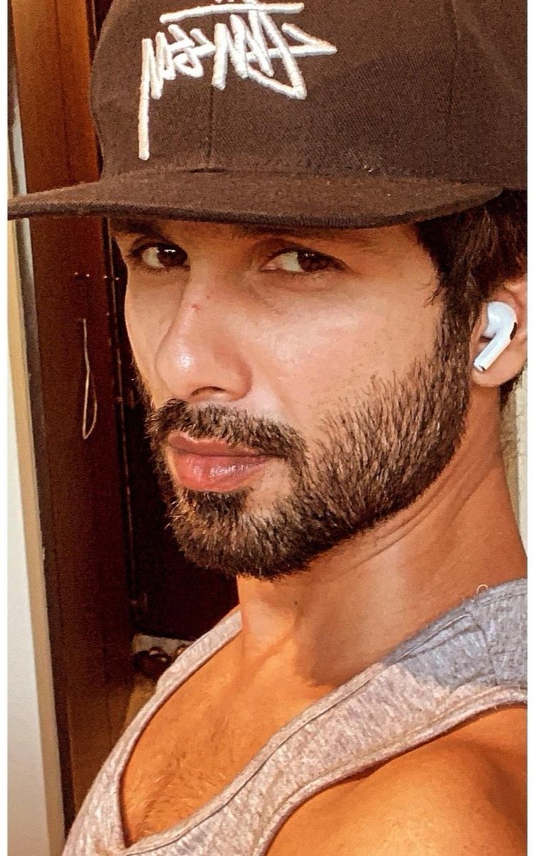 shahidkapoorFC's tweet photo. IG POST &amp; STORY by @shahidkapoor
"Do I need a cap tion.. ?" 
https://t.co/S8FiTqwbHn
Our handsome hottie needs no caption!❤
That smouldering look is just 🔥🔥 https://t.co/nXIp3mcaVl