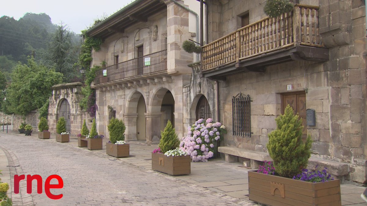 RTVECantabria's tweet photo. 🔴| Riocorvo, elegido pueblo de #Cantabria 2021. 

🏡El premio, dotado con 130.000 euros, reconoce el interés  y esfuerzo de sus vecinos para mantener el patrimonio y mejorar el municipio.
📻 @radio5_rne 
💻 @rtvenoticias https://t.co/c4CUpCQsM4