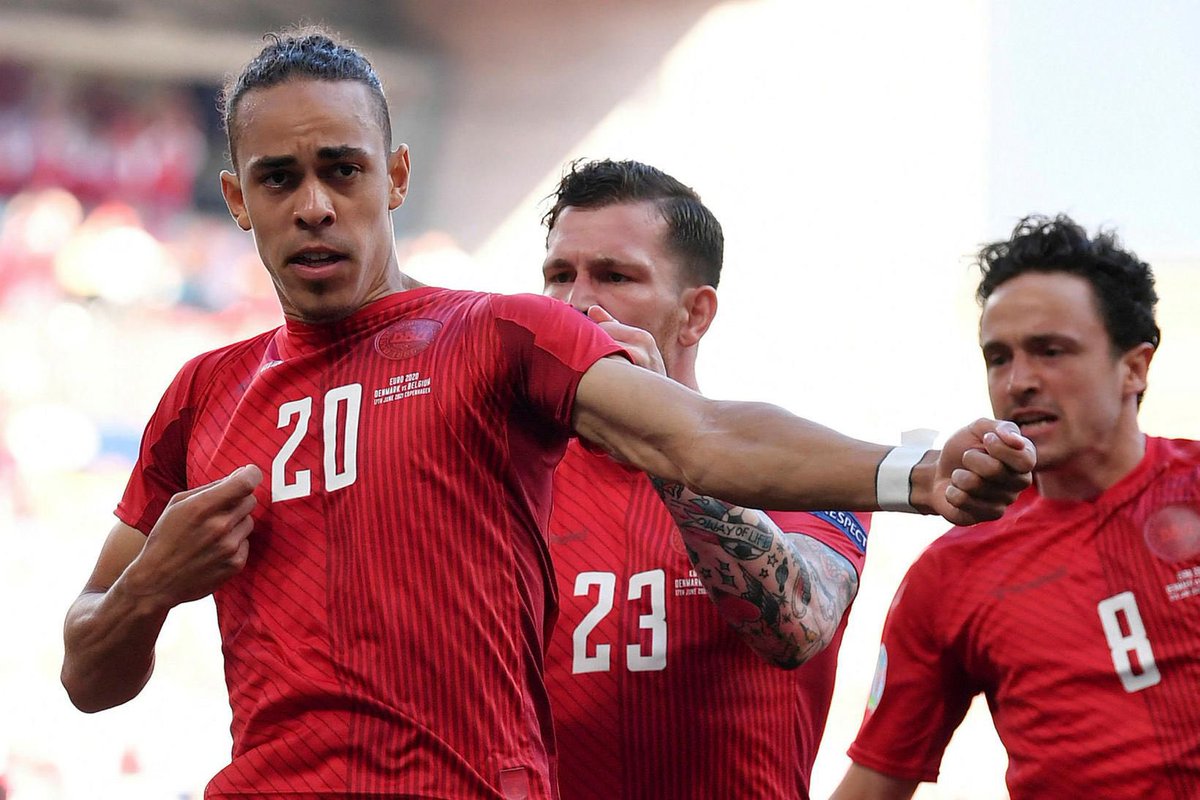DrumBeatTweet's tweet photo. Yussuf Poulsen fejrede sin scoring mod Belgien, ved at hylde @ChrisEriksen8 med den mest rørende luftguitarsolo, jeg nogensinde har oplevet som fodboldfan og musiker ❤️🧨🎸 
@Alphabeat @DBUfodbold #ForDanmark #emdk https://t.co/AeOzxEqQS1