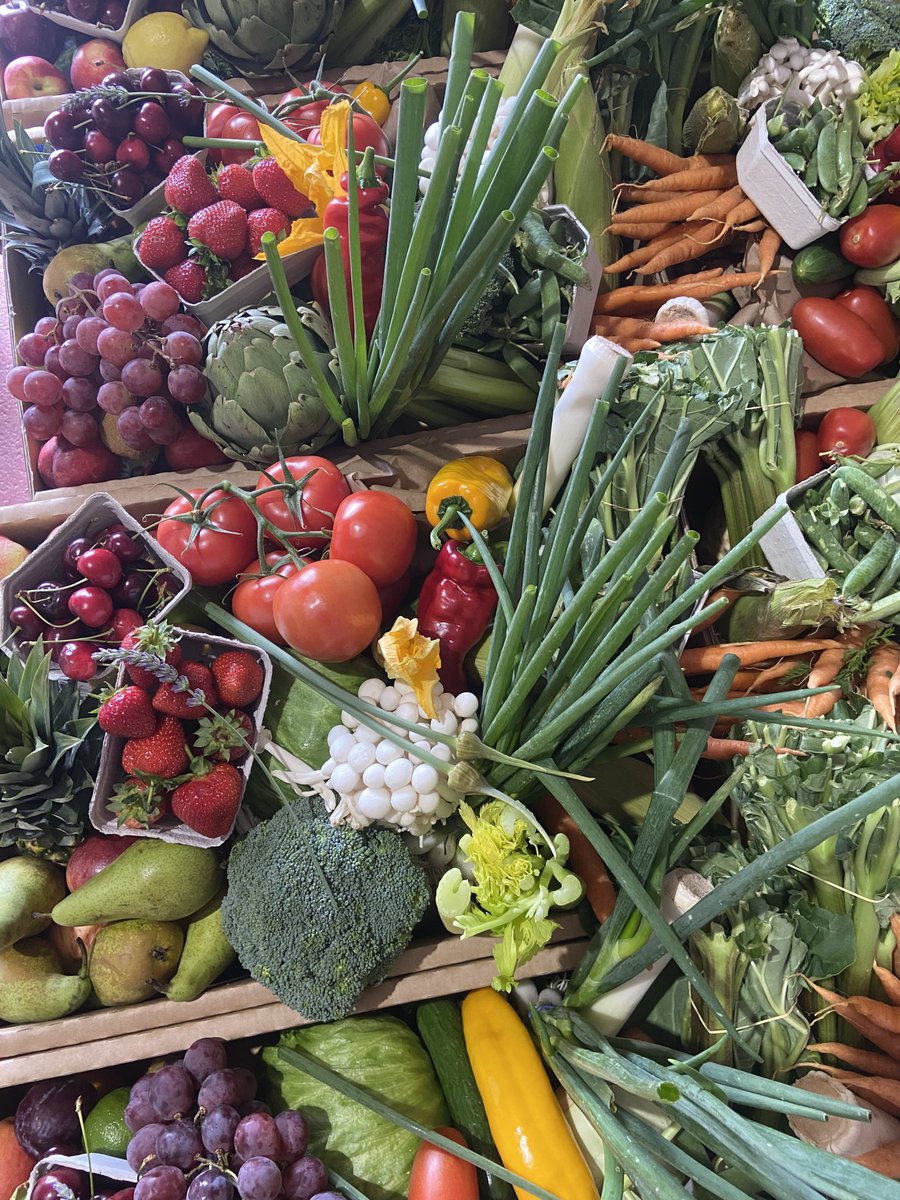 Just putting the finishing touches to today’s collection boxes, another work of art ⁦<a href="/jaynehussey45/">Jayne Hussey</a>⁩ 🤩🥬🍅🍓🍒🥕🥔🌽⁦<a href="/DrummondHGarlic/">DrummondHouse Garlic</a>⁩ ⁦<a href="/PaulineLogan/">Pauline Logan</a>⁩ ⁦<a href="/DeirdreGiblin1/">Dr Deirdre Giblin</a>⁩ ⁦<a href="/ashley_hussey89/">Ashley Jayne Hussey</a>⁩ ⁦@katebielinski⁩ ⁦<a href="/DrEithne/">Dr Eithne Brenner</a>⁩ ⁦
