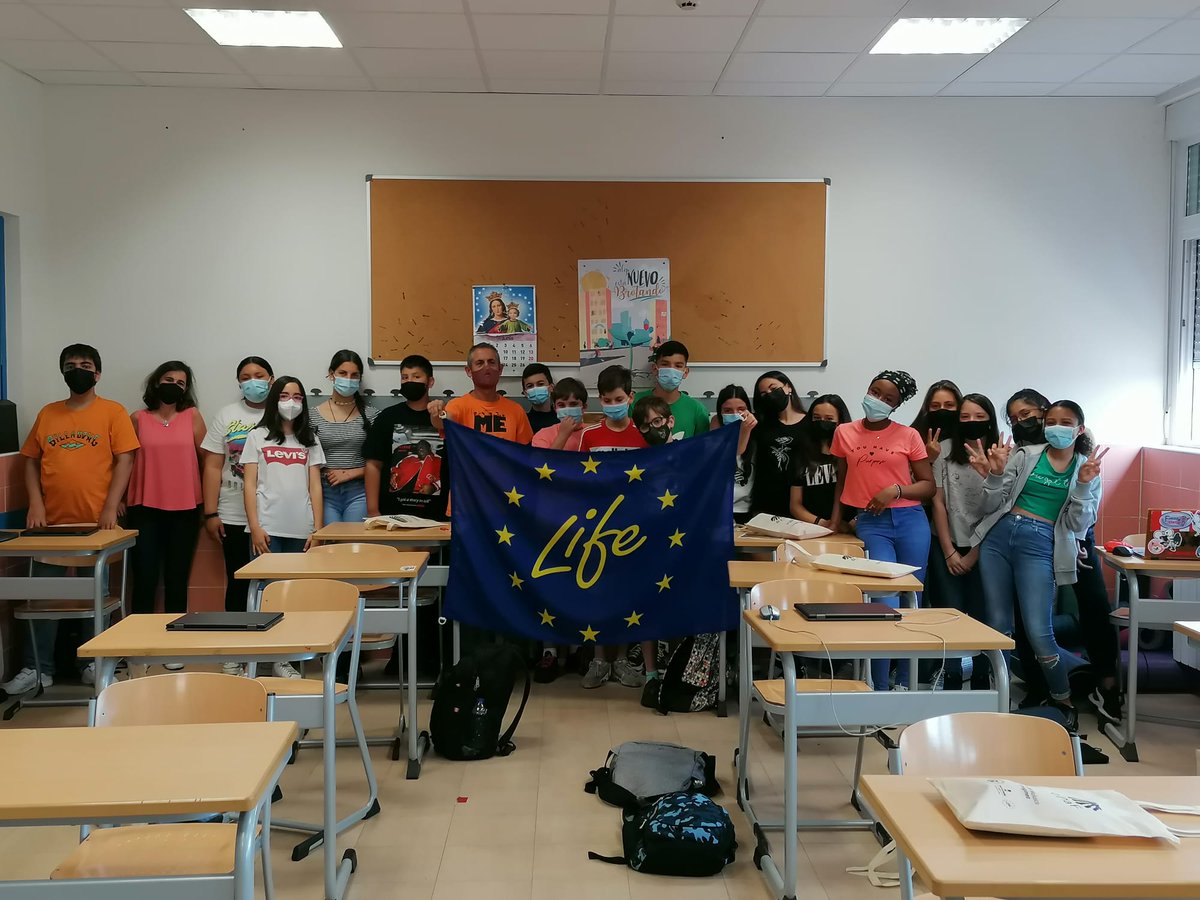 liferemopaf's tweet photo. Hoy en 1° secundaria del colegio @salesianosdosa el proyecto @liferemopaf ha explicado la importancia de cuidar la #biodiversidad y la #lapa #ferruginosa.  Muchos aciertos en el #Kahoot . Siempre cumpliendo protocolo COVID19 . @ACCIONA @unisevilla @puertodemelilla @LIFEprogramme https://t.co/WVtBC9JPZG