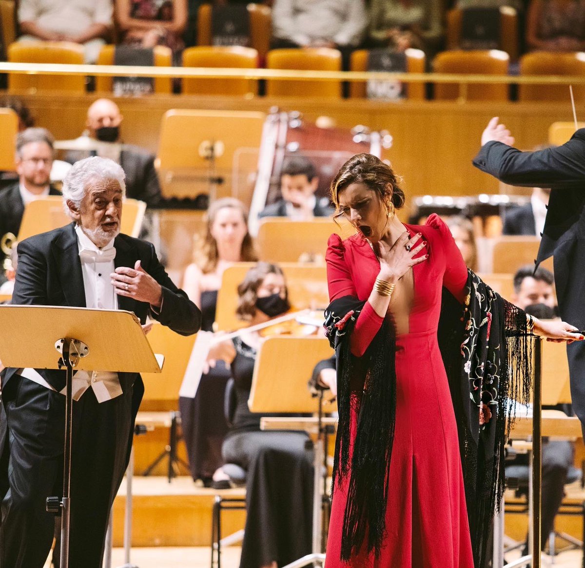 VirginiaTola's tweet photo. El miércoles 9 de junio vivimos una Gala inolvidable.@PlacidoDomingo regresó a Madrid en un Concierto Benéfico para la @CruzRojaEsp Gracias por compartir esta buena causa con grandes colegas y magníficos artistas. PH: Ekaitz Filarmendi.GRACIAS @EAndesOficial 👗/ @lisifracchia 💍 https://t.co/w3ivTAB0Yf
