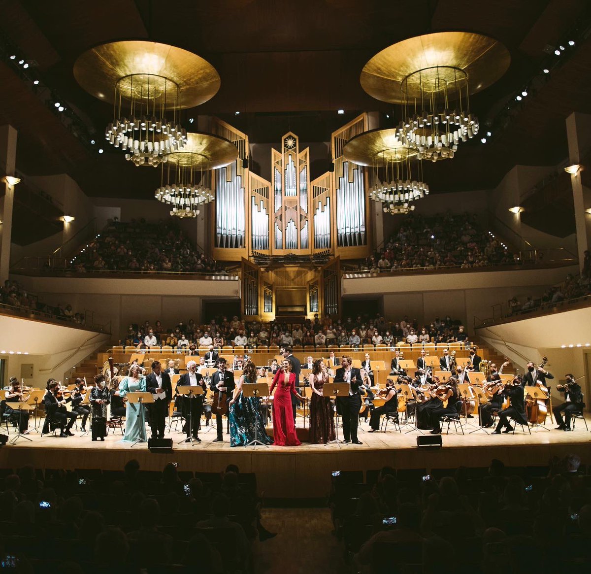 VirginiaTola's tweet photo. El miércoles 9 de junio vivimos una Gala inolvidable.@PlacidoDomingo regresó a Madrid en un Concierto Benéfico para la @CruzRojaEsp Gracias por compartir esta buena causa con grandes colegas y magníficos artistas. PH: Ekaitz Filarmendi.GRACIAS @EAndesOficial 👗/ @lisifracchia 💍 https://t.co/w3ivTAB0Yf