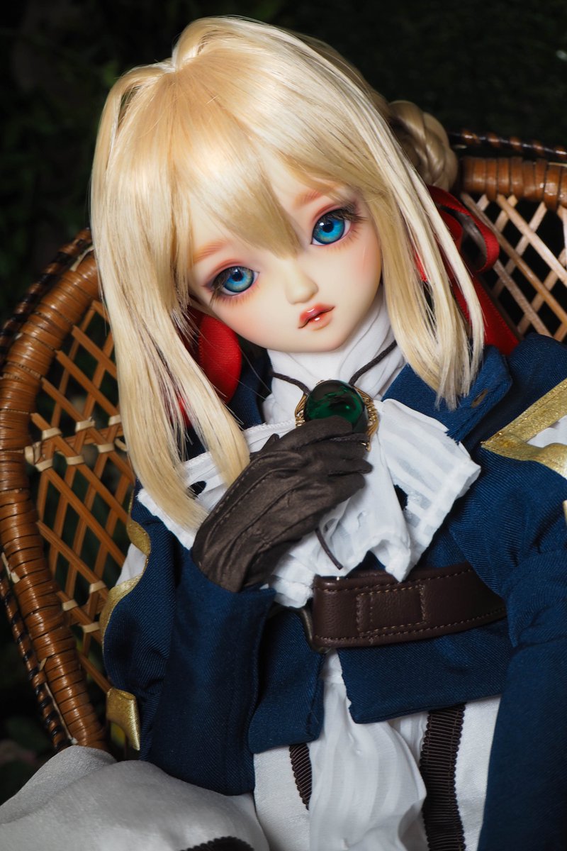 ヴァイオレットの睫毛とアイを変更してウィッグもセットし直しました