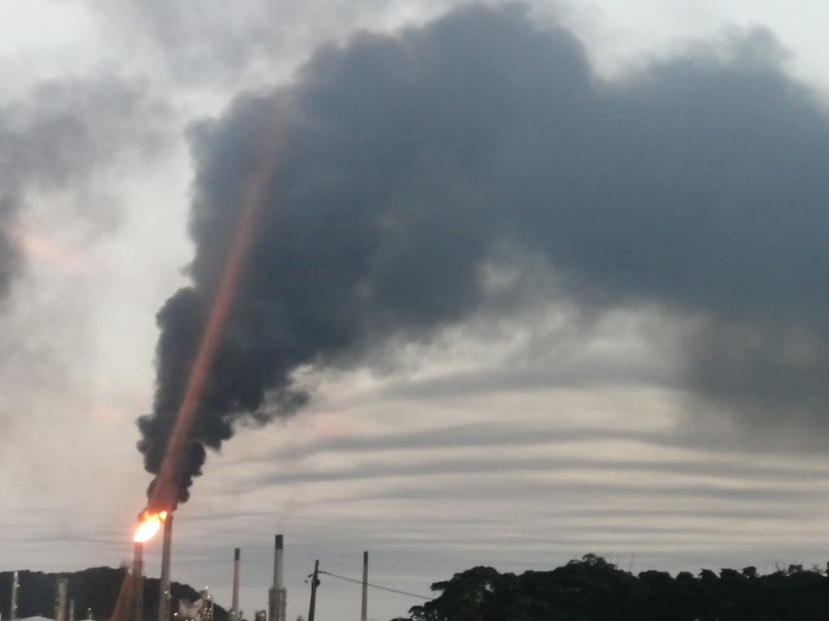 groundWorkSA's tweet photo. @eThekwiniM Please speak to @Petronas #ENGEN or #SAPREF and do air quality monitoring in south Durban, Umbilo and Glenwood. Is #SAPREF's flaring of 15/6 connected to this smell of today? Is there a problem at #SAPREF? @CentreEnvRights @Earthlife_JHB https://t.co/NAndyMW4jN