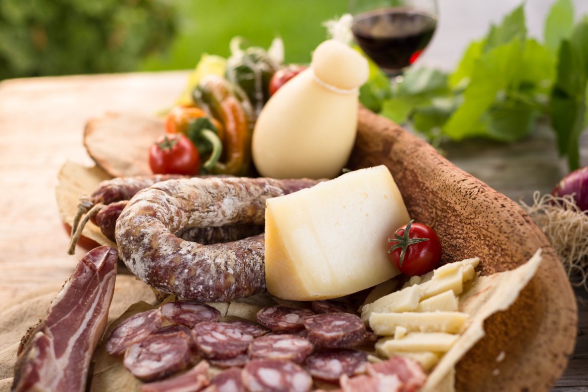 imprentas_eu's tweet photo. #Aperitivo? L'aperitivo in #Sardegna, un'arte, uno stile di vita, con mille gusti. By Alessandra Guigoni [@alexethno]
#foodexperience #salumi #formaggi #carasau #birra #vino #madeinItaly #Sardinia #pecorino 
https://t.co/kKy9zSHwQt https://t.co/QOTOVUyxs0