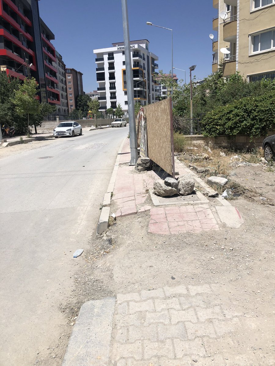 Van’da kaldırımlardan yürümek için Süpermen olmak gerekiyor sanırım çünkü yürüme imkanı yok ancak uçarak geçebilir insan :))