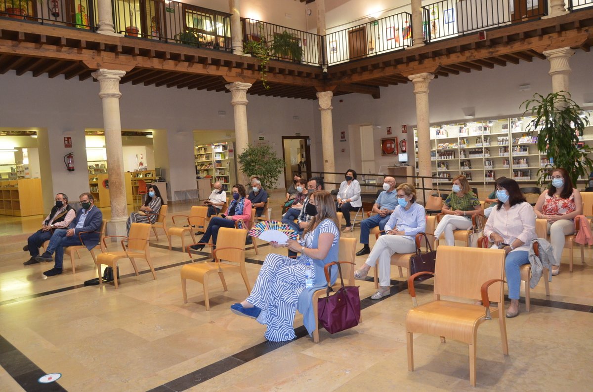 AlimentosGu's tweet photo. Estupenda presentación ayer del libro "De mujeres,vivencias y sabores" de @martacorella1, en la Biblioteca de Guadalajara.
👉Un libro que rescata la cultura y modos de vida de una comarca, a través de los fogones, de la mano de las mujeres, "que son las grandes olvidadas". https://t.co/LTYLkG6C38