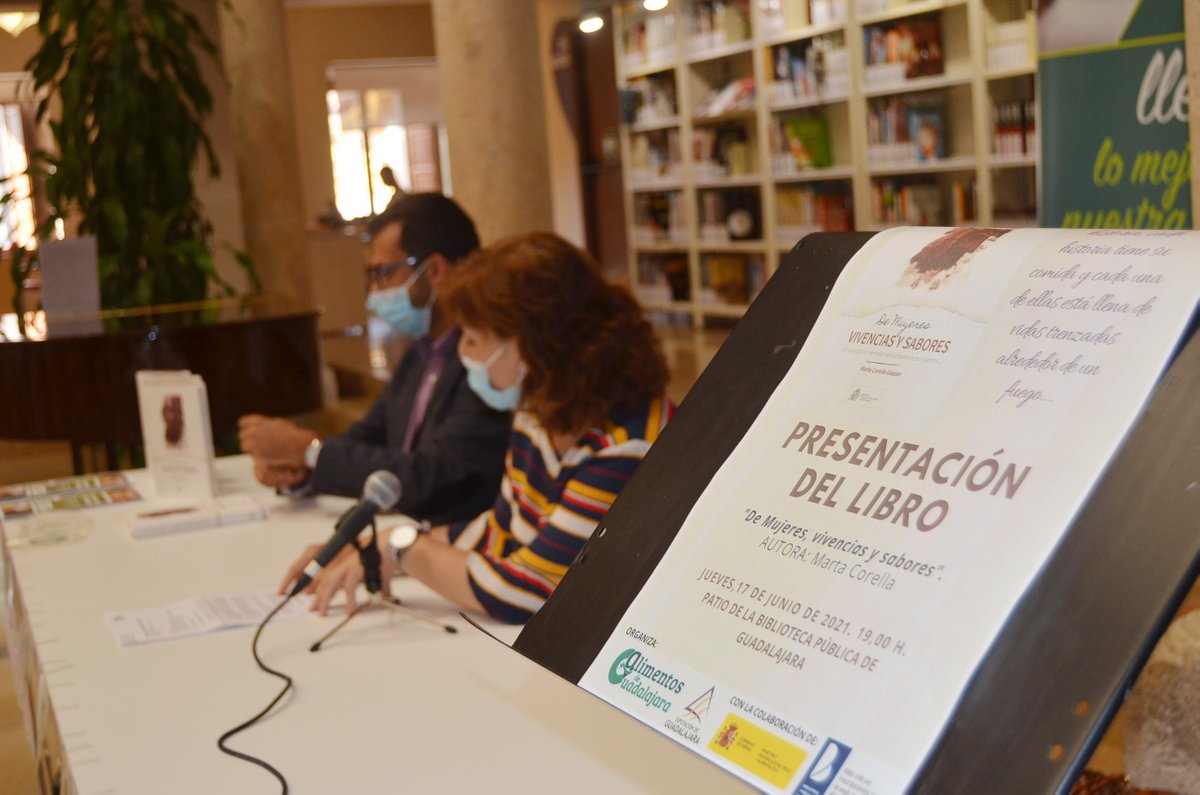 AlimentosGu's tweet photo. Estupenda presentación ayer del libro "De mujeres,vivencias y sabores" de @martacorella1, en la Biblioteca de Guadalajara.
👉Un libro que rescata la cultura y modos de vida de una comarca, a través de los fogones, de la mano de las mujeres, "que son las grandes olvidadas". https://t.co/LTYLkG6C38