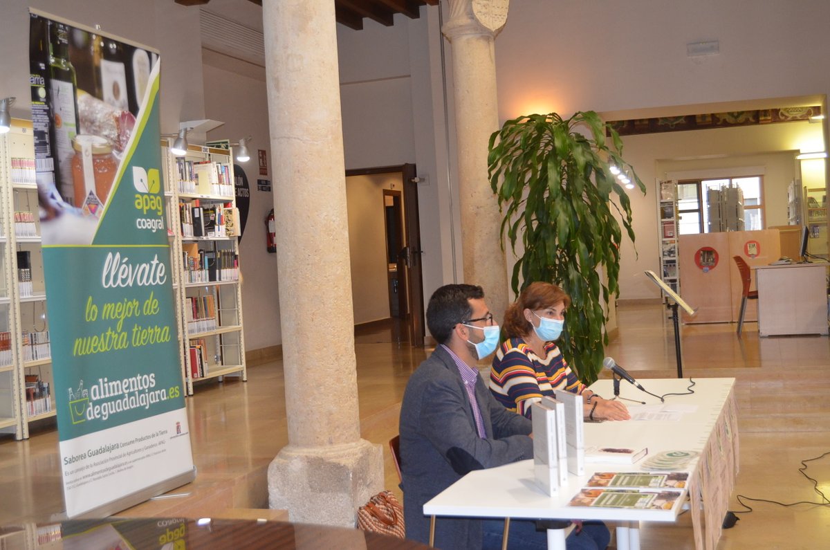 AlimentosGu's tweet photo. Estupenda presentación ayer del libro "De mujeres,vivencias y sabores" de @martacorella1, en la Biblioteca de Guadalajara.
👉Un libro que rescata la cultura y modos de vida de una comarca, a través de los fogones, de la mano de las mujeres, "que son las grandes olvidadas". https://t.co/LTYLkG6C38