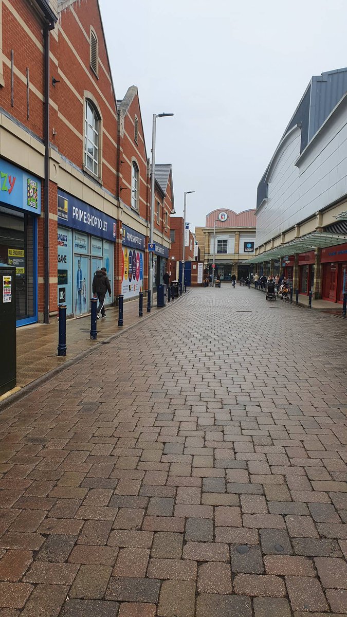 Humberbeat_NL's tweet photo. #Scunthorpe Hello everyone hope we loving the bit of rain today. Officers are on foot patrol on the High Street and surrounding areas. Say hello if you see me #PCSMiller. Just had my morning coffee while on my rounds 😁. #crimeprevention #Inyourcommunity #workingtogether https://t.co/UiMIPrpbDI