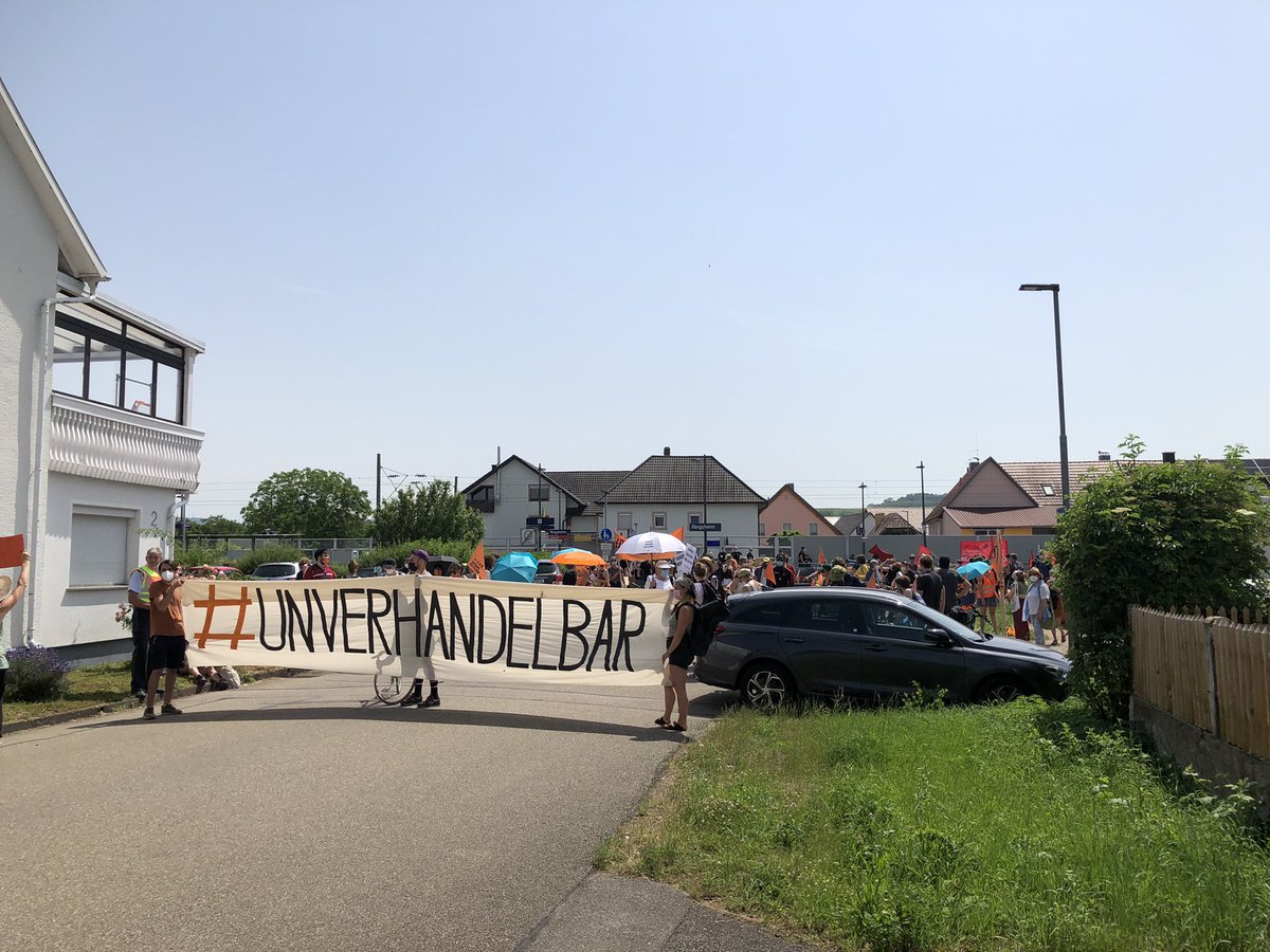 henrivonholz's tweet photo. Der Demozug setzt sich in Bewegung in Richtung #Rust1806 Menschenrechte sind #unverhandelbar https://t.co/ccTHcR10nn