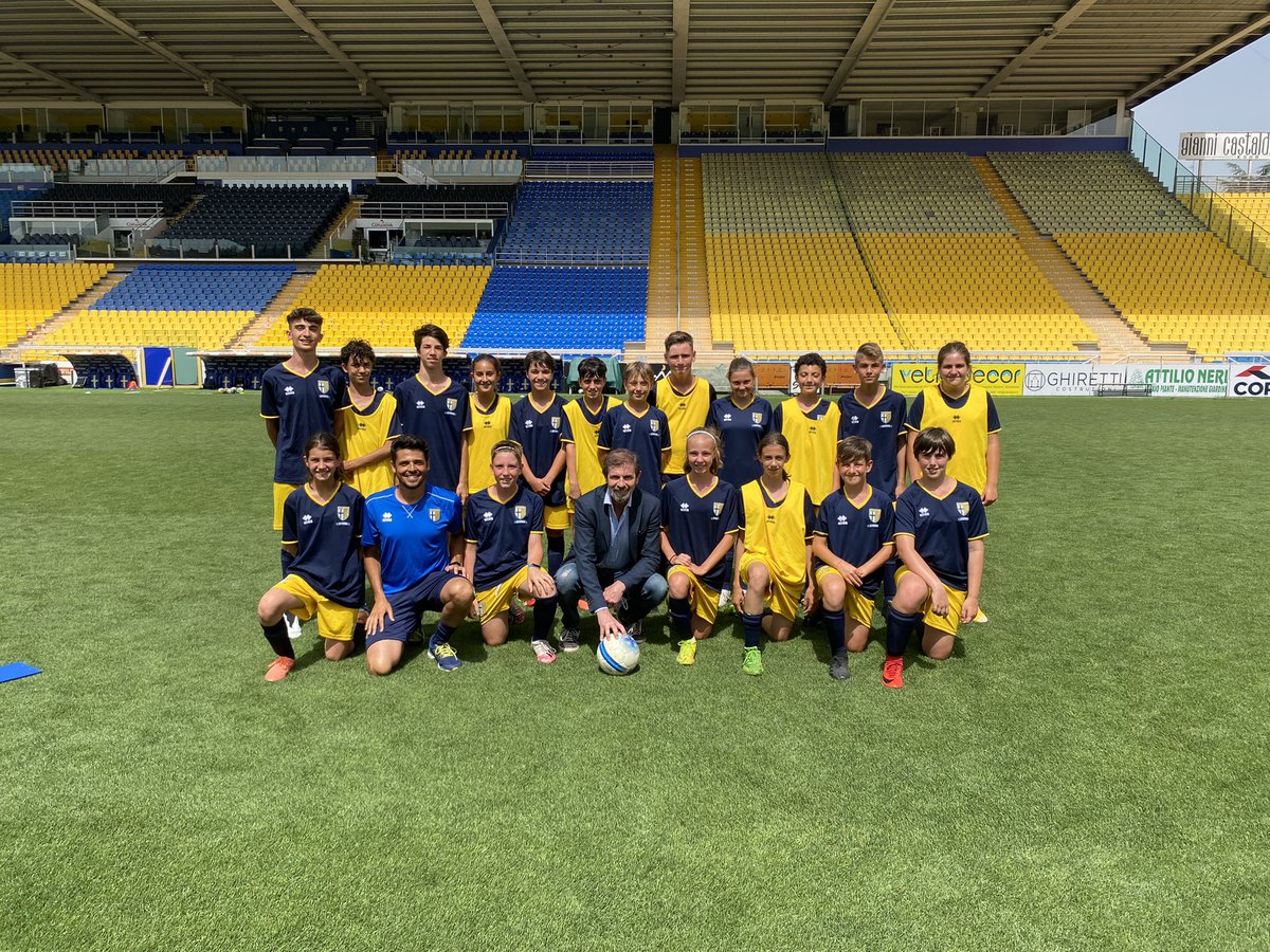 PARMA ACADEMY SUMMER CAMP…che bello vedere ragazze e ragazzi divertirsi giocando a calcio sul prato del ‘Tardini’! 💛⚽️💙 It’s great to see girls and boys having fun playing football on the Tardini stadium pitch!#parmacalcio1913 #summercampparma #summercamp #stadiotardini #camp