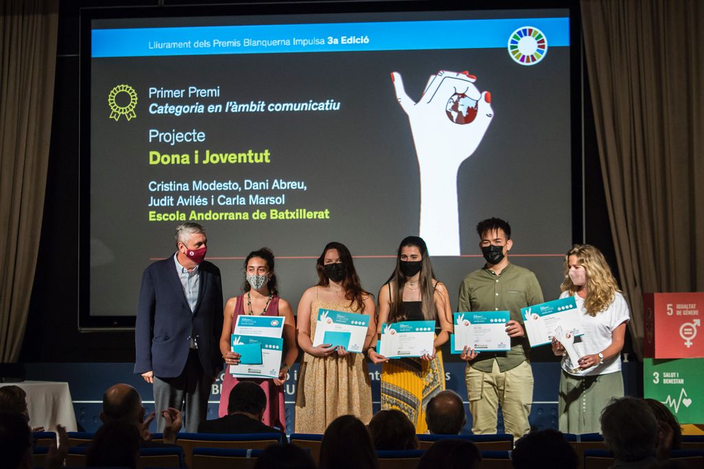 JuniorReport_'s tweet photo. 🏆 Esta semana se han entregado los #PremisImpulsa de @Blanquerna y la Escola Andorrana de Batxillerat se ha alzado con el premio de la #BecaRED.
🗞️ La red de #revistasescolares sigue creciendo en nuevos países y nuevos entornos.
📝¡Un placer contar con nuevas redacciones! https://t.co/h2T1iHAGoi