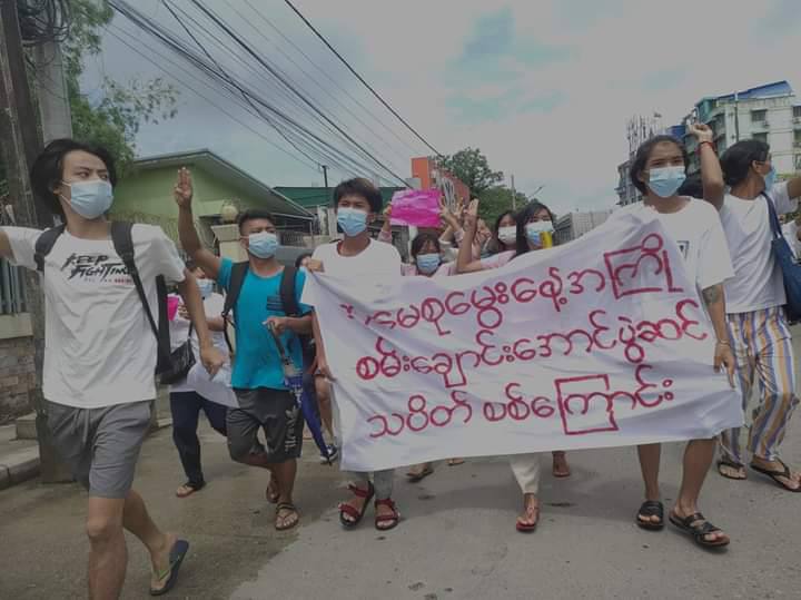 IDB009's tweet photo. Yangonians took the streets again on the eve of our leader Daw Aung San Suu Kyi’s birthday demanding for the success of overthrowing dictatorship in near future.
#June18Coup #WhatsHappeningInMyanmar https://t.co/z3EPWsbaW7