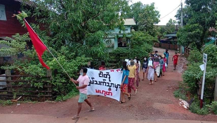 IDB009's tweet photo. Locals of Kadet Nge Seik village, LaungLone Tsp, staged a protest against military dictatorship this morning.
#June18Coup #WhatsHappeningInMyanmar https://t.co/xfCwnJTBFK