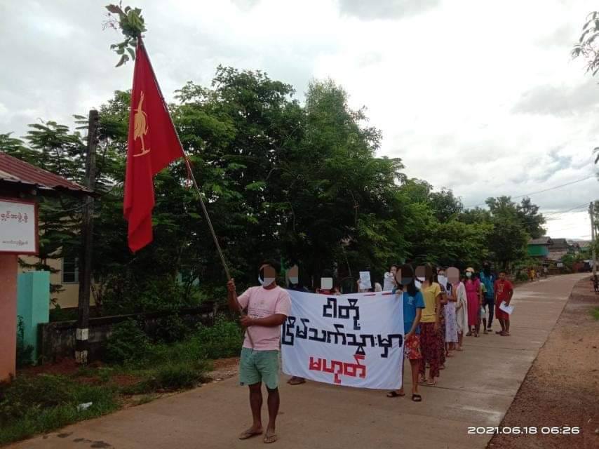 IDB009's tweet photo. Locals of Kadet Nge Seik village, LaungLone Tsp, staged a protest against military dictatorship this morning.
#June18Coup #WhatsHappeningInMyanmar https://t.co/xfCwnJTBFK