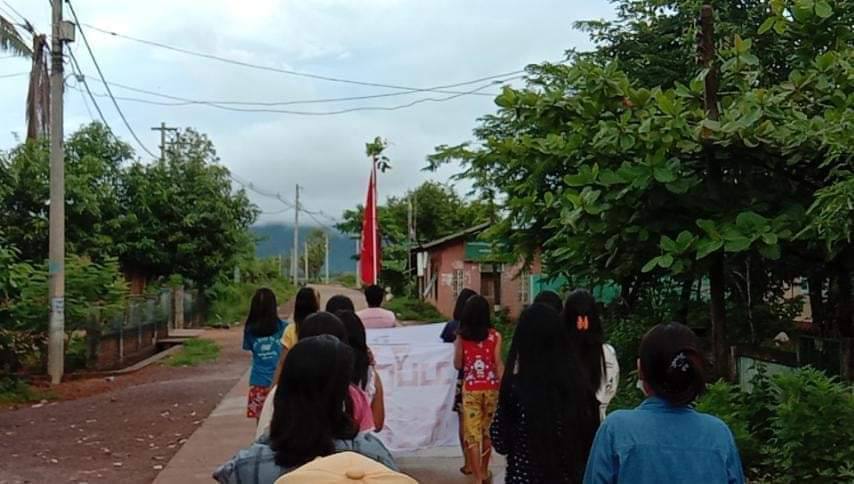IDB009's tweet photo. Locals of Kadet Nge Seik village, LaungLone Tsp, staged a protest against military dictatorship this morning.
#June18Coup #WhatsHappeningInMyanmar https://t.co/xfCwnJTBFK