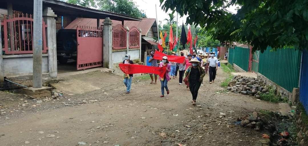 IDB009's tweet photo. Locals from LoneKhin, Hpakant Tsp took the streets again and staged a peaceful protest against Genocidal Dictatorship &amp; its Slavery Education despite mass abductions and killings by Junta.
#June18Coup #WhatsHappeningInMyanmar https://t.co/dTTnr2SccI