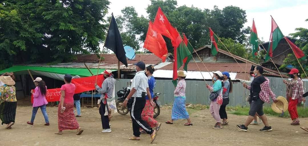 IDB009's tweet photo. Locals from LoneKhin, Hpakant Tsp took the streets again and staged a peaceful protest against Genocidal Dictatorship &amp; its Slavery Education despite mass abductions and killings by Junta.
#June18Coup #WhatsHappeningInMyanmar https://t.co/dTTnr2SccI