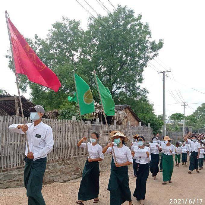 IDB009's tweet photo. Locals, teachers and students from northern Myaing Tsp gathered and staged a protest demanding for the immediate fall of military dictatorship and its slavery education system.
#June18Coup #WhatsHappeningInMyanmar https://t.co/m6O6KgBGnw