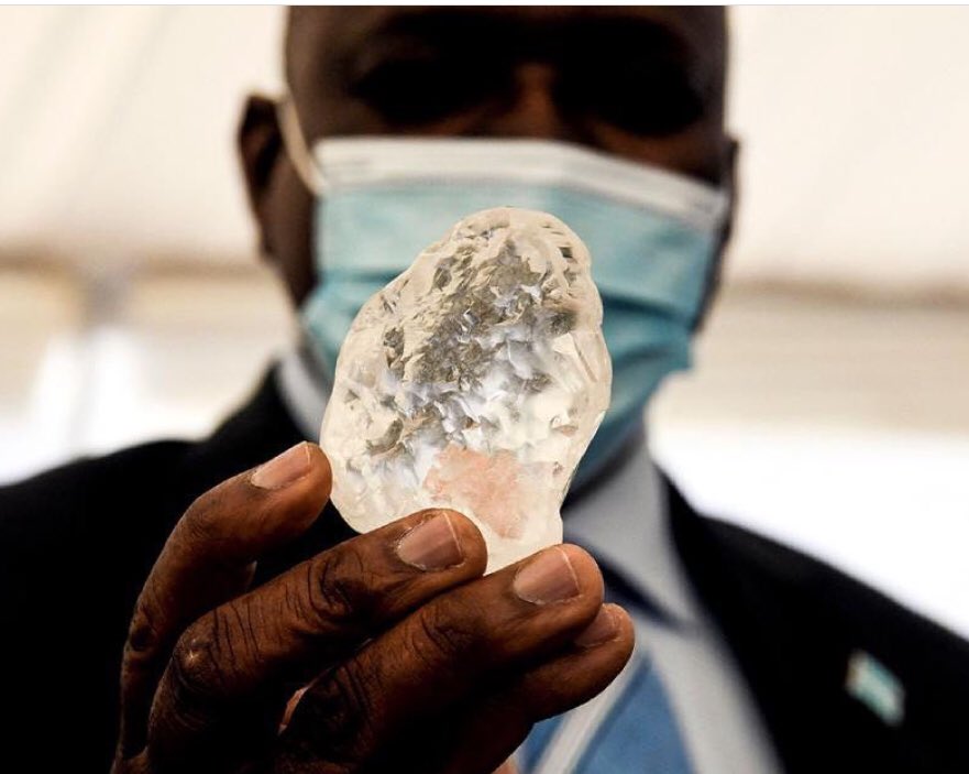 agjesng's tweet photo. The third largest #diamond 💎 has just been unearthed at the Jwaneng mine in #Botswana 🇧🇼 weighing 1098 ct. 

This magnificent gem will come third after the other two found in South Africa (3106.75 ct) and Botswana (1,109 ct). 

#botswanadiamond #africangems #diamondsinafrica https://t.co/Ej72hyrM81
